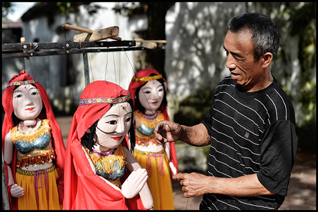 Northern village famous for wood statue production